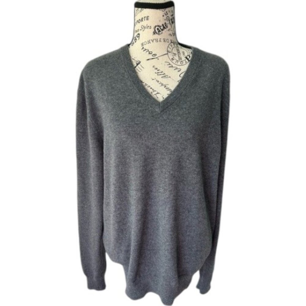 Neiman Marcus grey cashmere V-neck sweater size L